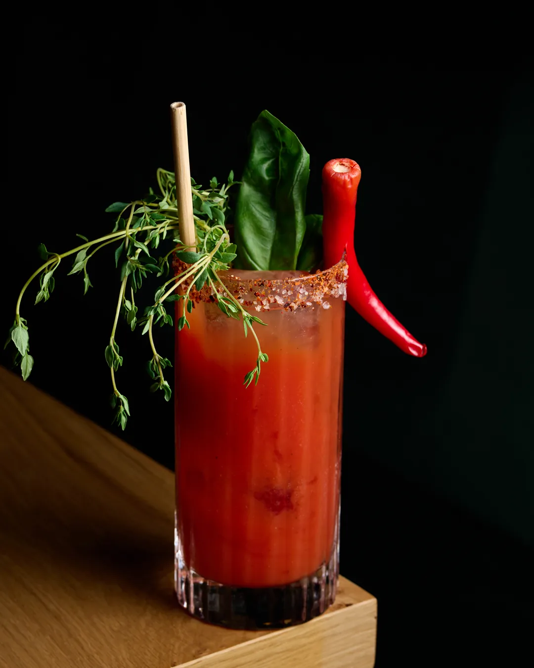 Bloody Mary con borde de sal y especias, albahaca y guindilla