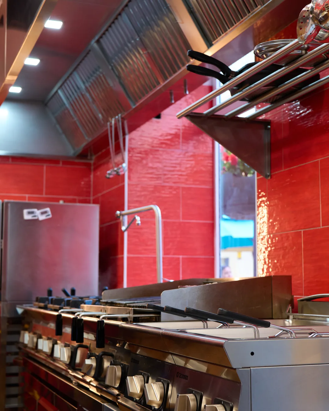 La cocina de Casa Telégrafo, azulejo rojo y fuegos