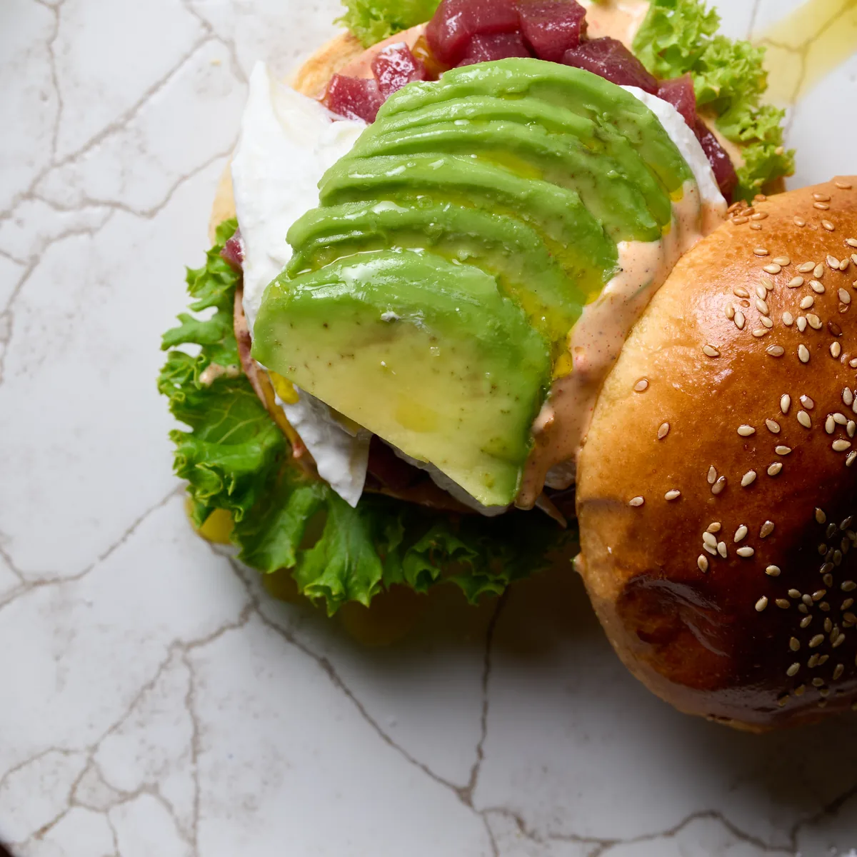 Bocadillo de tartar de atún con aguacate y burrata ahumada