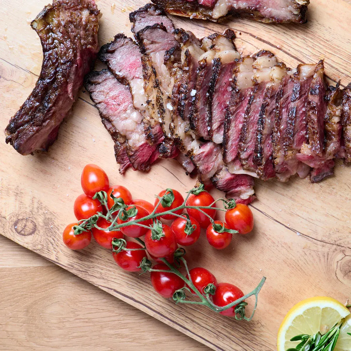 Chuletón de Rubia Gallega a la brasa, fileteado, con sal