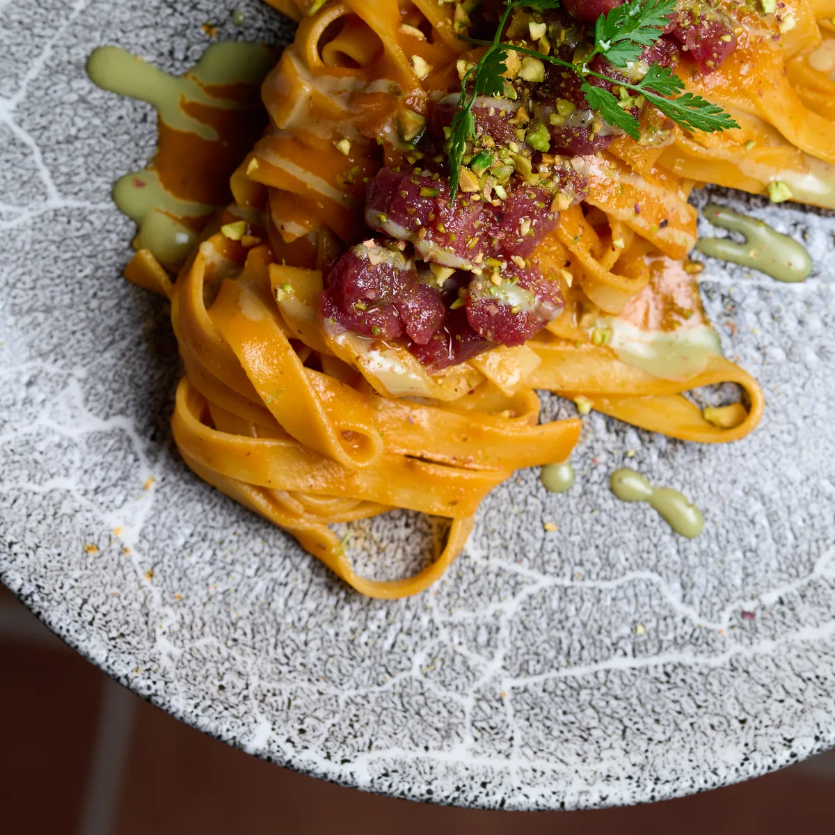Fettuccine con pistacho y tartar de atún rojo