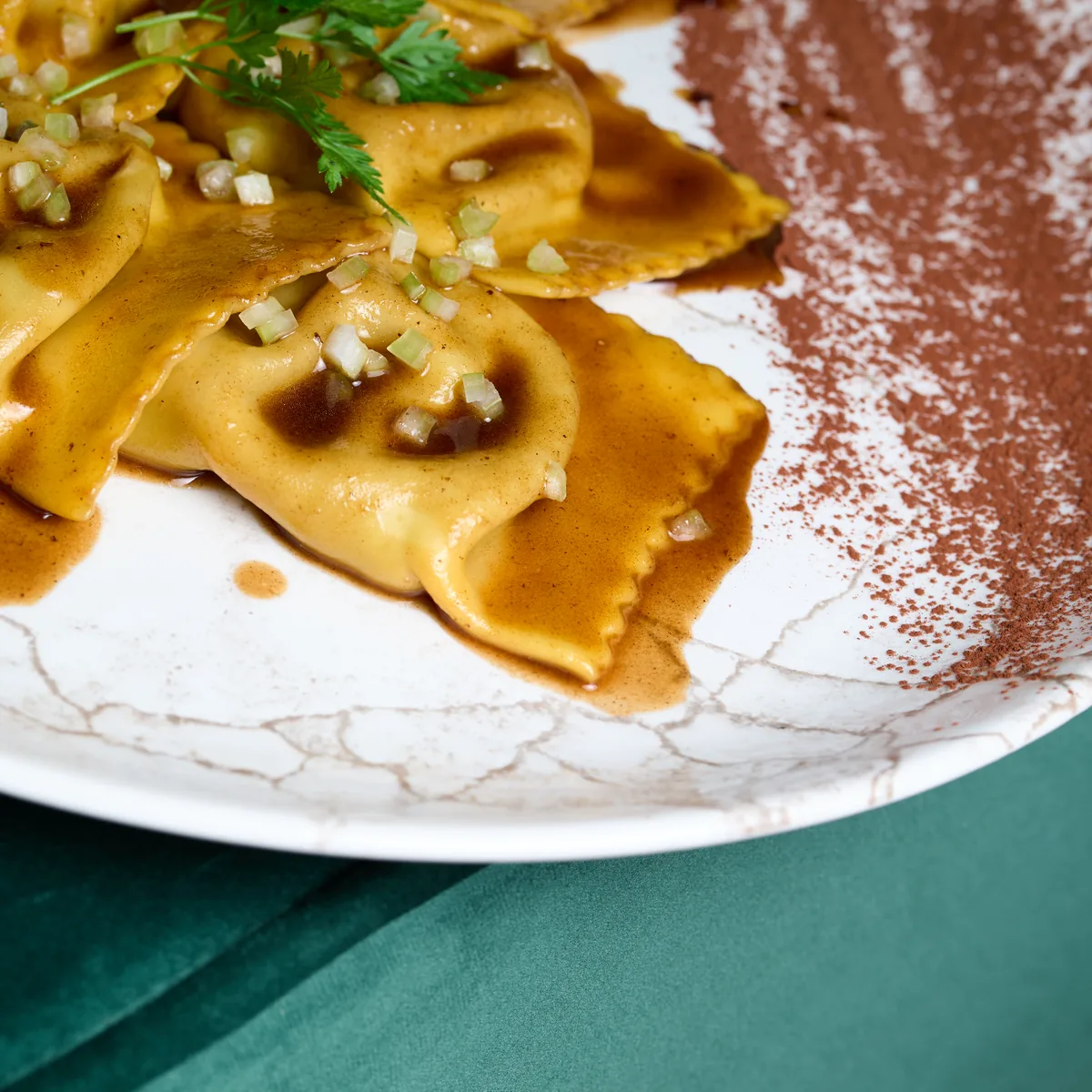 Raviolo de rabo de toro con fondo bruno y cacao