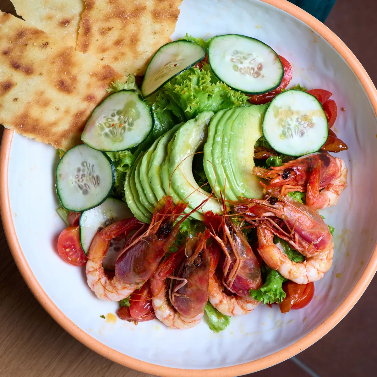 Ensalada con gambas rojas a la brasa, aguacate y carasau